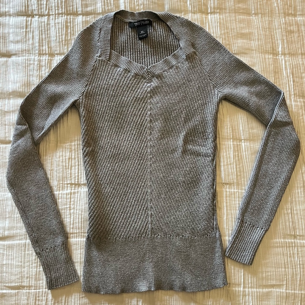 White House/Black Market Women's XS Silver V-Neck Sweater. Excellent condition.